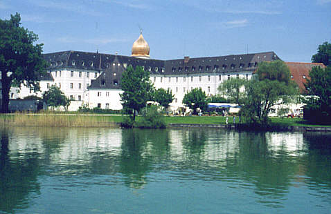 Konventsbauten vom Chiemsee aus