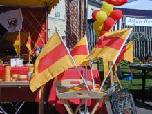 Verkaufsstand mit rot-gelben Devotionalien bei einem der Museumsfeste des Badischen Landesmuseums Karlsruhe