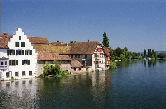 Uferbebauung in Stein am Rhein, der Weg am Ufer entlang steht unter Wasser