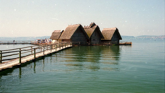 Pfahlbaumuseum Unteruhldingen. Das Hochwasser errreicht die Plattform, auf der die Pfahlbauten errichtet sind