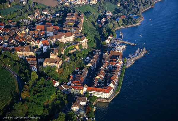 Luftbild der Stadt von Westen. © Stadt Meersburg