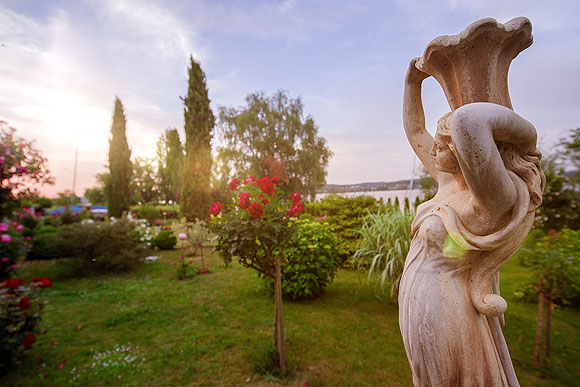 Der weitläufige Privatgarten von Karin Böhler auf der Insel Reichenau liegt direkt am See. Er ist jederzeit auch ohne Anmeldung zugänglich.