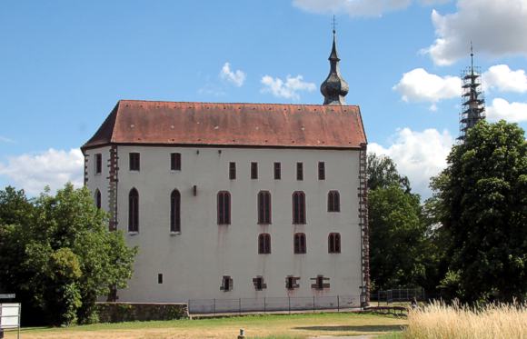 Neckarelz: Westseite der alten Johanniterburg mit dem auf Höhe der alten Elzniederung gelegenen Untergeschoss. 