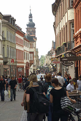 Fußgängerzone Hauptstraße an einem ganz normalen Frühlingstag.