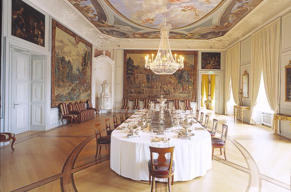 Residenzschloss Mannheim: Das frisch gereinigte großherzogliche Prunksilber im Speisesaal des 19. Jahrhunderts. Foto: Dirk Altenkirch, SSG