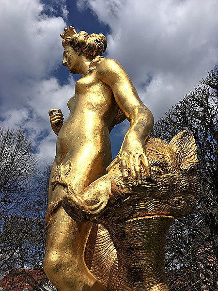 Auf der anderen Seite, Richtung Seepferdgarten: Atalante mit dem Kopf des kaledonischen Ebers.