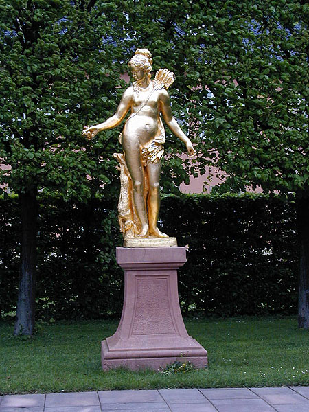 In der Aufstellung nördlich des Schlosses (vor dem Gartenpavillon): Atalante mit einem der goldenen Äpfel.