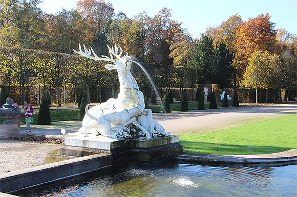 Laubengänge im farbigen Schmuck des Wilden Weins