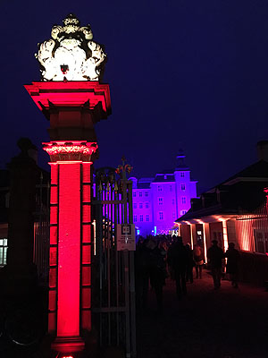 Schwetzingen im Lichterglanz des Weihnachtszaubers: Weihnachtsmarkt im Schlosshof