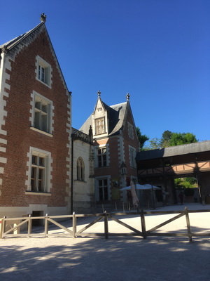 Schloss Clos Lucé: Eingangsbereich (links) und Westseite (unten)
