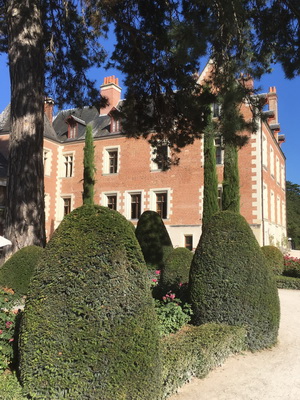 Schloss Clos Lucé: Eingangsbereich (links) und Westseite (unten)