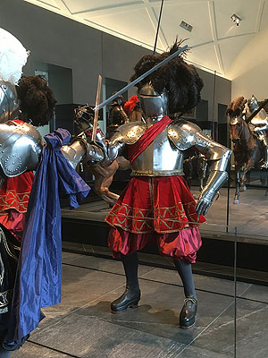 Dresden, Residenzschloss, Waffenkammer: Kämpfer im Fußturnier mit roter Atlashose