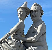 Kurfürst und Mätresse auf dem Glücksschwei. Schwetzingen, Schlossplatz. Skultur von Peter Lenk