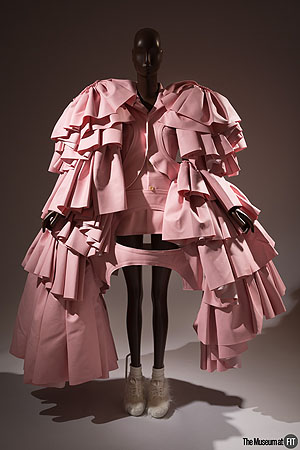 Ensemble Comme des Garçons. Herbst 2016, “18th-Century Punk”-Collection, Herbst/Winter 2016, JapanAnkauf Museum . Foto: Eileen Costa/ FIT