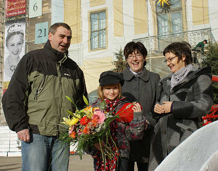 Schlossleiterin Ingrid M�bius (ganz rechts) begr��te pers�nlich Familie Holz aus Sallgast (Brandenburg)  vor der Ausstellung 
