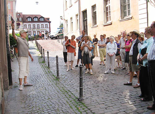 Dr. Christoph B�hler mit der gef�hrten Gruppe vor einem barockzeitlichen Haus in der Oberen Neckarstra�e