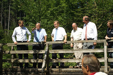 Schwäbisch Gmünds Oberbürgermeister Richard Arnold, Prof. Dieter Planck, Präsident des Landesamts für Denkmalpflege, der Stuttgarter Regierungspräsident Johannes Schmalzl und (ganz rechts) der Erste Landesbeamte des Ostalbkreises Hubert Götz als Vertreter des Landrats.