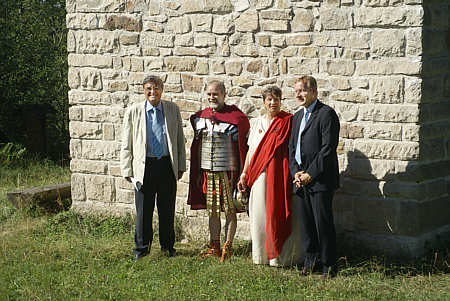 Prof. Dieter Planck, Präsident des Landesamts für Denkmalpflege, und der Stuttgarter Regierungspräsident Johannes Schmalzl mit zwei Limes-Cicerones am rekonstruierten Limes-Wachturm bei Großerlach-Grab.