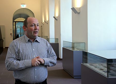 Der Sammler Alexander Wischniewski vor den Virtrinen mit den von ihm zusammengetragenen Schtzen