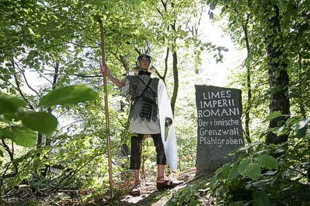 Der Zeitzeuge Attius Tertius und die Saalburgf�hrerin Angelika Skalla im Dialog (Foto: R�merkastell Saalburg