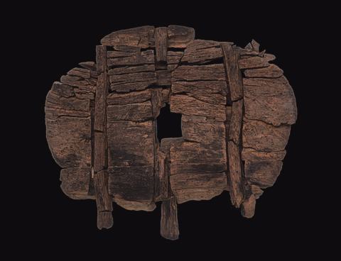 Holzrad aus dem Olzreuter Ried bei Bad Schussenried, gezeigt in der Ausstellung »Entdeckungen« in Tübingen. Bild: Landesamt für Denkmalpflege im Regierungspräsidium Stuttgart / Y. Mühleis 