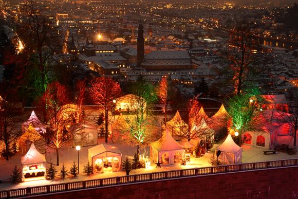 Stimmungsvoller Weihnachtsmarkt auf der St&uuml;ckgartenterrasse des Heidelberger Schlosses. Foto: Mike Niederauer