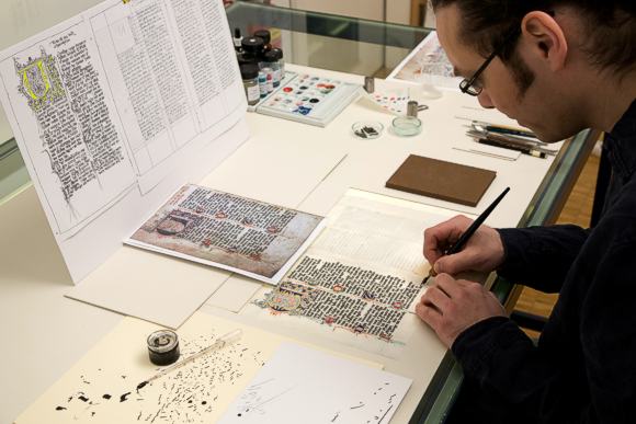Papierrestaurator Jan Braun bei der Abschrift des Prunner Codex. Bild © Bayerische Schlösserverwaltung