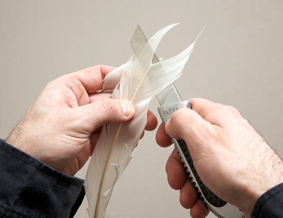 Vorbereitung der Schreibfeder. Bild © Bayerische Schlösserverwaltung