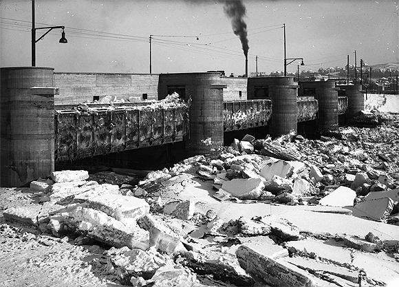 Eisansammlung auf dem Neckar vor der Br&uuml;cke bei Untert&uuml;rkheim im Winter 1929/30 (Vorlage: StAL EL 20/4 III b Nr 29)