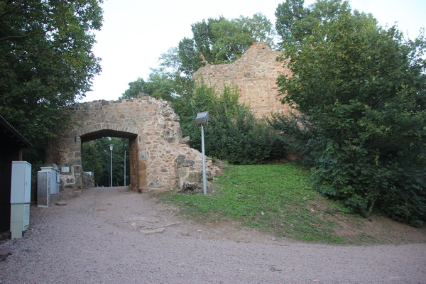 Moschellandsburg: Torbereich und Reste der Oberburg