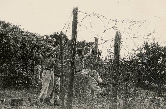 Junge M&auml;nner des Reichsarbeitsdienstes beim Errichten des Stacheldrahtverhaus im Wiesental. Foto: Kreisarchiv L&ouml;rrach.