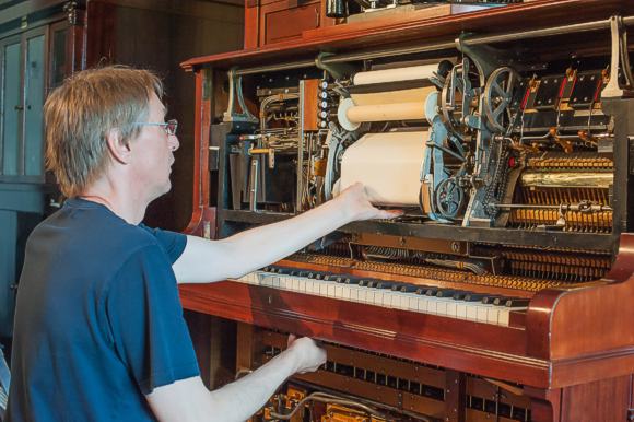 Blick in das Orchestrion „Violina“. Fachrestaurator J&ouml;rg Borchardt bei der Arbeit. &copy; Badisches Landesmuseum Karlsruhe / Foto: Klaus Biber