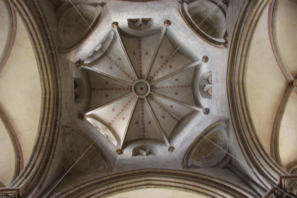 Prioratskirche Offenbach von außen (oben), Vierungspfeiler mit Süd- und erneuertem Westschiff (unten) und Blick in das Vierungsgewölbe (ganz unten)