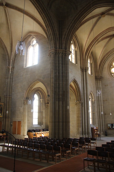 Prioratskirche Offenbach von außen (oben), Vierungspfeiler mit Süd- und erneuertem Westschiff (unten) und Blick in das Vierungsgewölbe (ganz unten)