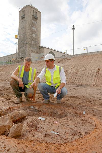 Grabungsleiter Dr. Martin Thoma (links) und Dr. Andreas Thiel, Gebietskonservator und Fachwissenschaftler f&uuml;r Provinzialr&ouml;mische Arch&auml;ologie, knien vor einem runden T&ouml;pferofen. Bild: &copy; Landesamt f&uuml;r Denkmalpflege