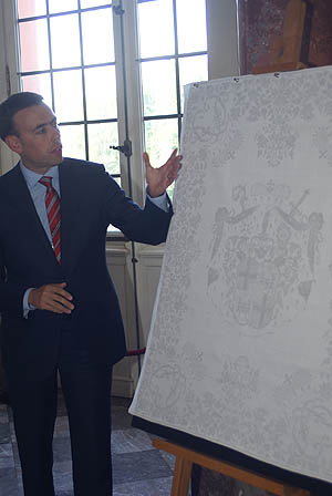 Der baden-w&uuml;rttembergische Wirtschafts- und Finanzminister Schmid bei der Pr&auml;sentation des bisch&ouml;flichen Mundtuchs