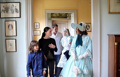 Kost&uuml;mf&uuml;hrung in Schloss Kirchheim. Foto: ssg 