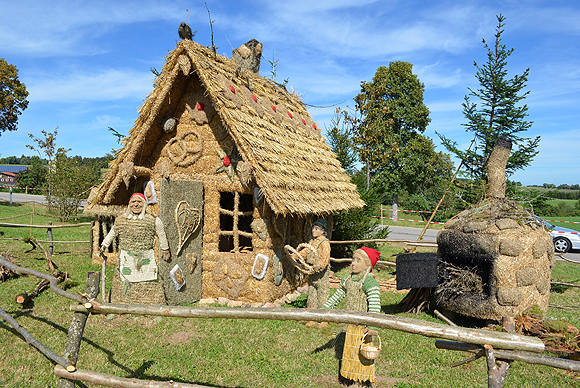 Eine besonders sch&ouml;ne Strohskulptur in H&ouml;chenschwand mit H&auml;nsel und Gretel vor dem Hexenhaus. &copy; Stefan Schwarz/TI H&ouml;chenschwand