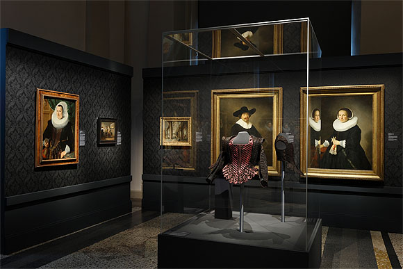 Blick in die Ausstellung "CHIC! Mode im 17. Jahrhundert".  Foto: Hessisches Landesmuseum Darmstadt, Wolfgang Fuhrmannek 
