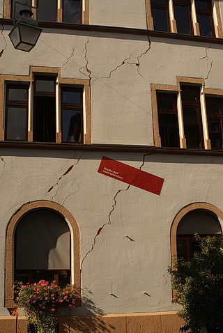 Rathaus in Staufen zur Zeit der fortgesetzten Hebungen