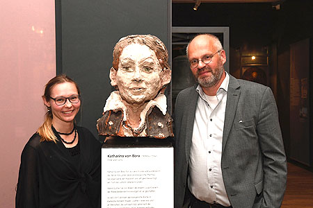 Der Künstler Harald Birck mit Julia Nigmann, die Modell stand für die Büste der Katharina von Bora.