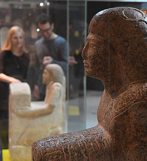 Blick auf die Kniestatue des Osirishohepriesters Yuyu aus dem Musée du Louvre Paris © Badisches Landesmuseum, Foto: Uli Deck