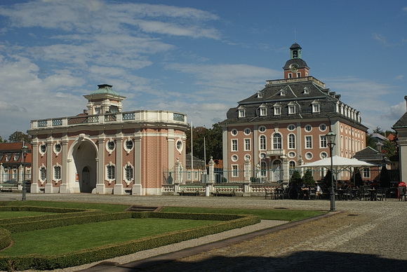 Schloss Bruchsal mit Tor und Kanzleibau