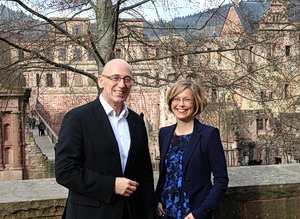 Konservatorin Dr. Uta Coburger und SSG-Gesch&auml;ftsf&uuml;hrer Michael H&ouml;rrmann vor der Kulisse des Heidelberger Schlosses
