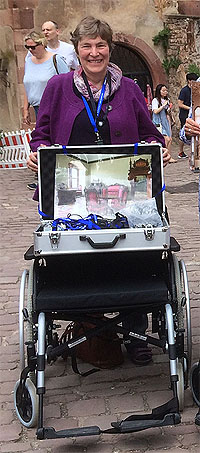 Elisabeth Kröger mit den Materialien für integrative Führungen im Schloss. Foto: ssg