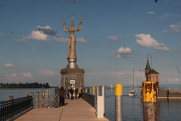 Kostanz, Standbild der Imperia am Hafen im Abendsonnenlicht