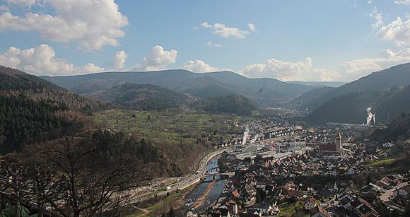 Unteres Murgtal nach Süden, von der Terrasse der Burg Eberstein aus gesehen.