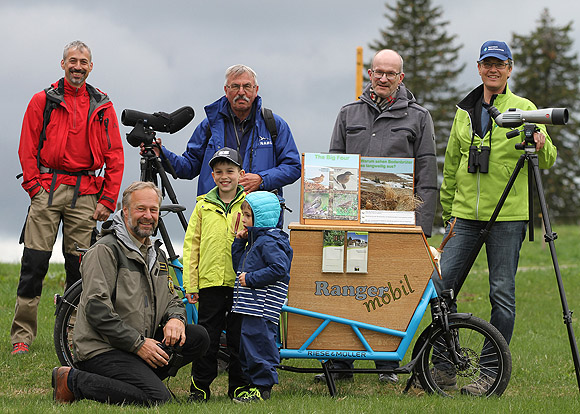 Stolz präsentieren Feldberg-Ranger Achim Laber (vorne) gemeinsam mit Helmut Opitz vom NABU Deutschland (zweiter von links), Martin Kuon von der Stiftung Landesbank Baden-Württemberg (dritter von links) und Sebastian Schröder-Esch vom Naturpark Südschwarzwald (rechts) das neue Ranger-Mobil, das großen Anklang fand. (© Haus der Natur)