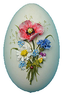 Mit roter Bl&uuml;te kunstvoll bemaltes Osterei