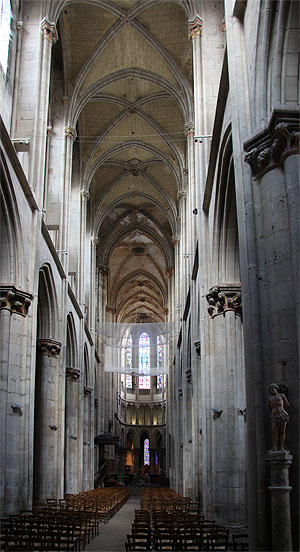 Mittelschiff der Kirche von Semur